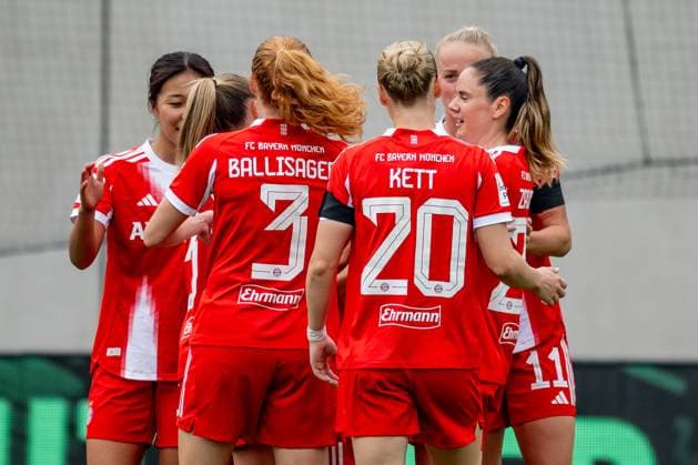 The Munich women celebrate with Linda Dallmann FC Bayern Muenchen Frauen, 10 their goal for 2 0 GER, FC Bayern Muenchen Frauen vs Real Madrid CF, Football, Women, Test match, Season 2025 2026, 21 08 2025 DFL DFB REGULATIONS PROHIBIT ANY USE OF PHOTOGRAPHS as IMAGE SEQUENCES and or QUASI VIDEO GER, FC Bayern Muenchen Frauen vs Real Madrid CF, Football, Women, Test match, Season 2025 2026, 21 08 2025 Muenchen Copyright: xEibner-Pressefoto HeikexFeinerx EP_HFR