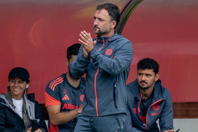 Jose Barcala Head Coach, FC Bayern Muenchen Women applauding GER, FC Bayern Muenchen Women vs Real Madrid CF, Football, Women, Test match, Season 2025 2026, 21 08 2025 DFL DFB REGULATIONS PROHIBIT ANY USE OF PHOTOGRAPHS as IMAGE SEQUENCES and or QUASI VIDEO GER, FC Bayern Muenchen Women vs Real Madrid CF, Football, Women, Test match, Season 2025 2026, 21 08 2025 Muenchen Copyright: xEibner-Pressefoto HeikexFeinerx EP_HFR