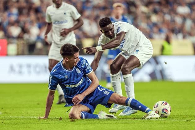 POLAND OUT !!! 21.08.2025 POZNAN, BULGARSKA , ENEA STADION PILKA NOZNA (FOOTBALL), PLAY-OFFS UEFA EUROPA LIGA 2025 - 2026 GAME LECH POZNAN - RKC GENK N P (L) JOAO MOUTINHO , (R) IBRAHIMA SORY BANGOURA FOTO JAKUB PIASECKI CYFRASPORT NEWSPIX.PL --- newspix.pl 
