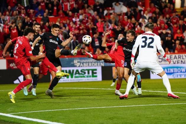 Aberdeen and FCSB players challenge for the ball Aberdeen v FCSB, UEFA Europa League, Play-Off Round, First Leg, Football, Pittodrie, Aberdeen, Scotland, UK - 21 Aug 2025Aberdeen Pittodrie Scotland United Kingdom EDITORIAL USE ONLY No use with unauthorised audio, video, data, fixture lists, club league logos or live services. Online in-match use limited to 120 images, no video emulation. No use in betting, games or single club league player publications. Copyright: xPetexSummers Shutterstockx 15449391gv