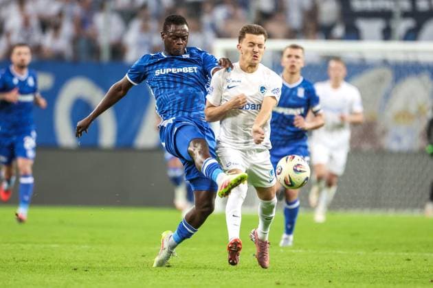POLAND OUT !!! 21.08.2025 POZNAN, BULGARSKA , ENEA STADION PILKA NOZNA (FOOTBALL), PLAY-OFFS UEFA EUROPA LIGA 2025 - 2026 GAME LECH POZNAN - RKC GENK N P (L) TIMOTHY OUMA , (R) KONSTANTINOS KARETSAS FOTO JAKUB PIASECKI CYFRASPORT NEWSPIX.PL --- newspix.pl 