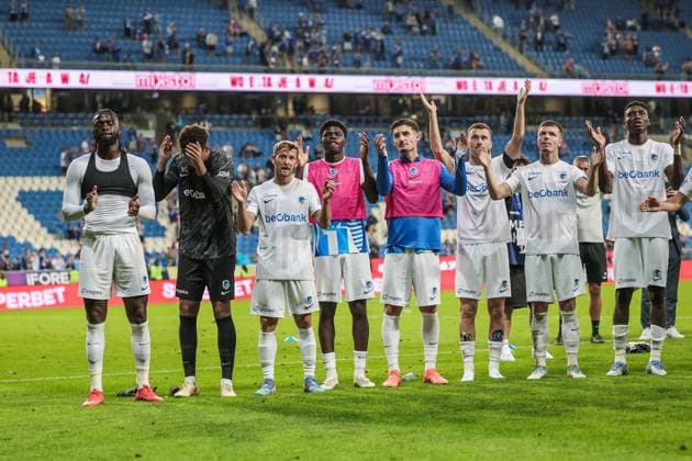 POLAND OUT !!! 21.08.2025 POZNAN, BULGARSKA , ENEA STADION PILKA NOZNA (FOOTBALL), PLAY-OFFS UEFA EUROPA LIGA 2025 - 2026 GAME LECH POZNAN - RKC GENK N P TOLUWALASE AROKODARE , TOBIAS LAWAL , PATRIK HROSOVSKY PLAYERS CELEBRATING VICTORY WITH FANS FOTO JAKUB PIASECKI CYFRASPORT NEWSPIX.PL --- newspix.pl 