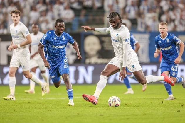 POLAND OUT !!! 21.08.2025 POZNAN, BULGARSKA , ENEA STADION PILKA NOZNA (FOOTBALL), PLAY-OFFS UEFA EUROPA LIGA 2025 - 2026 GAME LECH POZNAN - RKC GENK N P TIMOTHY OUMA , (R) TOLUWALASE AROKODARE FOTO JAKUB PIASECKI CYFRASPORT NEWSPIX.PL --- newspix.pl 