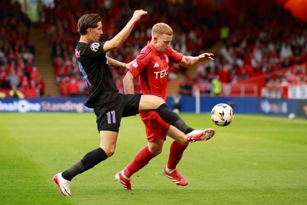 Aberdeen v Steaua Bucharest Europa League 21 08 2025. Play-Off Gavin Molloy of Aberdeen and David Miculescu (11) of FCSB during the Europa League Play-Off match between Aberdeen and Steaua Bucharest at Pittodrie Stadium, Aberdeen, Scotland on 21 August 2025. Aberdeen Pittodrie Stadium Aberdeenshire Scotland Editorial use only , Copyright: xStephenxDobsonx PSI-22642-0113