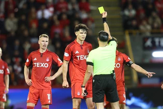 Aberdeen v Steaua Bucharest Europa League 21 08 2025. Play-Off Jack Milne of Aberdeen is shown a yellow card during the Europa League Play-Off match between Aberdeen and Steaua Bucharest at Pittodrie Stadium, Aberdeen, Scotland on 21 August 2025. Aberdeen Pittodrie Stadium Aberdeenshire Scotland Editorial use only , Copyright: xStephenxDobsonx PSI-22642-0125