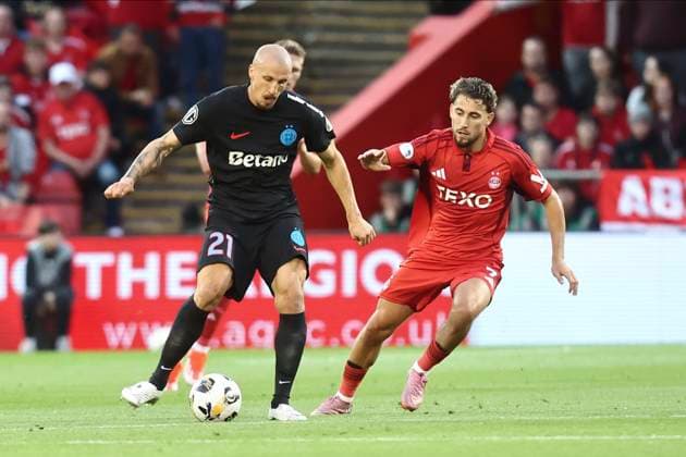 Aberdeen v Steaua Bucharest Europa League 21 08 2025. Play-Off Vlad ChiricheÈ™ (21) of FCSB and Adil Aouchiche of Aberdeen during the Europa League Play-Off match between Aberdeen and Steaua Bucharest at Pittodrie Stadium, Aberdeen, Scotland on 21 August 2025. Aberdeen Pittodrie Stadium Aberdeenshire Scotland Editorial use only , Copyright: xStephenxDobsonx PSI-22642-0137