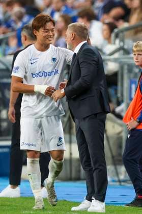 Lech Poznan vs KRC Genk - UEFA Europa League Hyeongyu Oh and Thorsten Fink during UEFA Europa League play-off match between Lech Poznan and KRC Genk at Poznan Stadium in Poznan,Poland on August 21, 2025 Poznan Poland  Copyright: xAndrzejxIwanczukx originalFilename:iwanczuk-lechpozn250821_npEMn.jpg