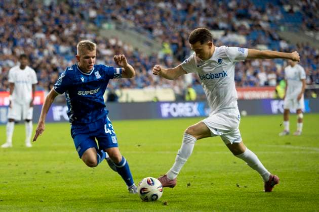 Lech Poznan vs KRC Genk - UEFA Europa League Antoni Kozubal and Konstantinos Karetsas is playing during UEFA Europa League play-off match between Lech Poznan and KRC Genk at Poznan Stadium in Poznan,Poland on August 21, 2025 Poznan Poland  Copyright: xAndrzejxIwanczukx originalFilename:iwanczuk-lechpozn250821_np8QZ.jpg