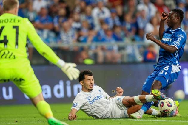 Lech Poznan vs KRC Genk - UEFA Europa League Zakaria El Ouahdi and Timothy Ouma during UEFA Europa League play-off match between Lech Poznan and KRC Genk at Poznan Stadium in Poznan,Poland on August 21, 2025 Poznan Poland  Copyright: xAndrzejxIwanczukx originalFilename:iwanczuk-lechpozn250821_nppyH.jpg