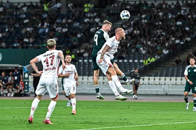 19 Karol Swiderski of Panathinaikos competes with 4 Rick Van Drongelen of Samsunspor during the Europa League, Play-offs, 1st leg match between Panathinaikos and Samsunspor at OAKA Stadium on August 21, 2025, in Athens, Greece.  Copyright: xStefanosxKyriazis IPAxSportx xipa-agency.netx xx IPA_62901930 IPA_Agency_IPA62901930
