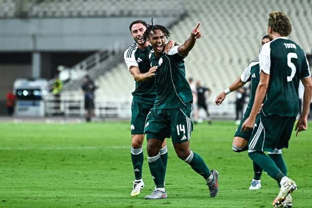 14 Erik Palmer-Brown of Panathinaikos celebrates a goal with his teammates 2 Davide Calabria and 5 Ahmed Touba during the Europa League, Play-offs, 1st leg match between Panathinaikos and Samsunspor at OAKA Stadium on August 21, 2025, in Athens, Greece.  Copyright: xStefanosxKyriazis IPAxSportx xipa-agency.netx xx IPA_62901981 IPA_Agency_IPA62901981