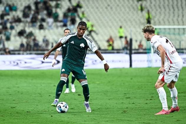 August 21, 2025, Athens, Athens, Greece: 10 ÃŽÂ¤ÃŽ¢ÃŽÂ¤ÃŽ¢ of Panathinaikos competes with 17 LOGI ToMASSON of Samsunspor during the Europa League, Play-offs, 1st leg match between Panathinaikos and Samsunspor at OAKA Stadium on August 21, 2025, in Athens, Greece. Athens Greece - ZUMAk160 20250821_zip_k160_015 Copyright: xStefanosxKyriazisx