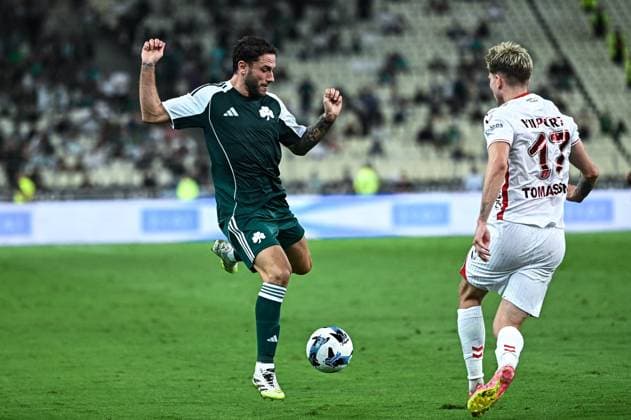 CALCIO - UEFA Europa League - Panathinaikos vs Samsunspor 2 Davide Calabria of Panathinaikos competes with 17 Logi Tomasson of Samsunspor during the Europa League, Play-offs, 1st leg match between Panathinaikos and Samsunspor at OAKA Stadium on August 21, 2025, in Athens, Greece. Athens Greece  Copyright: xIPAxSport ABACAx
