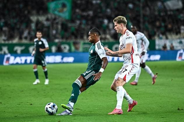 CALCIO - UEFA Europa League - Panathinaikos vs Samsunspor 10 Tete of Panathinaikos competes with 17 Logi Tomasson of Samsunspor during the Europa League, Play-offs, 1st leg match between Panathinaikos and Samsunspor at OAKA Stadium on August 21, 2025, in Athens, Greece. Athens Greece  Copyright: xIPAxSport ABACAx