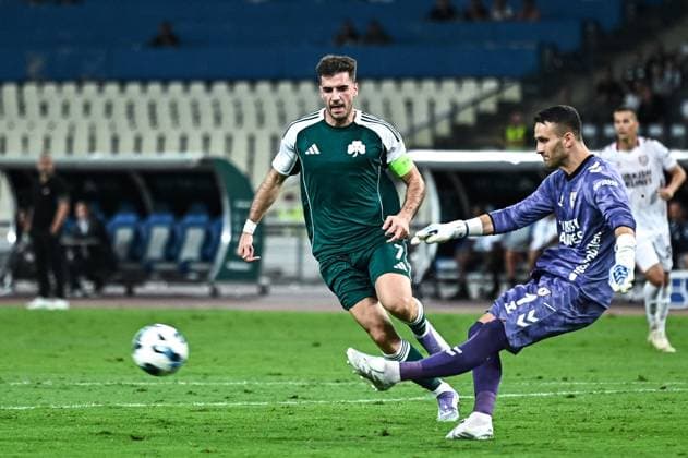 CALCIO - UEFA Europa League - Panathinaikos vs Samsunspor 7 Fotis Ioannidis of Panathinaikos competes with 1 Okan Kocuk of Samsunspor during the Europa League, Play-offs, 1st leg match between Panathinaikos and Samsunspor at OAKA Stadium on August 21, 2025, in Athens, Greece. Athens Greece  Copyright: xIPAxSport ABACAx
