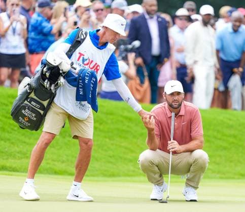 August 21, 2025, Atlanta, Georgia, USA: SCOTTIE SCHEFFLER (R) and his caddie TED SCOTT, line up a putt on the first green during the first round of the 2025 TOUR Championship at East Lake Golf Club. Schefflerâ€™s longtime caddie is returning for the Tour Championship. Atlanta USA - ZUMAw109 20250821_fap_w109_031 Copyright: xDebbyxWongx