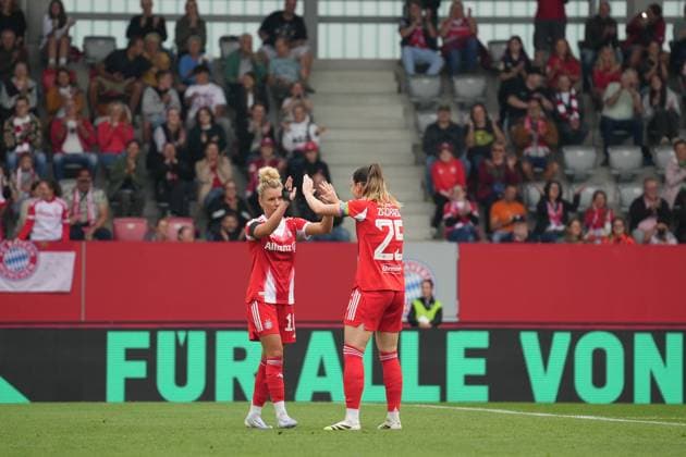Linda Dallmann FC Bayern, 10 Sarah Zadrazil FC Bayern, 25 celebrate 2-0 Germany, FC Bayern Campus, FC Bayern Munich, womens soccer, soccer, Munich, Real Madrid, test match Copyright: xMirjamxGeigerx