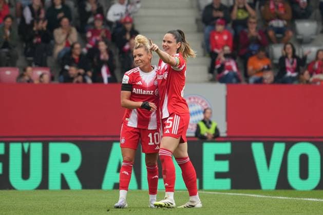 Linda Dallmann FC Bayern, 10 Sarah Zadrazil FC Bayern, 25 celebrate 2-0 Germany, FC Bayern Campus, FC Bayern Munich, womens soccer, soccer, Munich, Real Madrid, test match Copyright: xMirjamxGeigerx