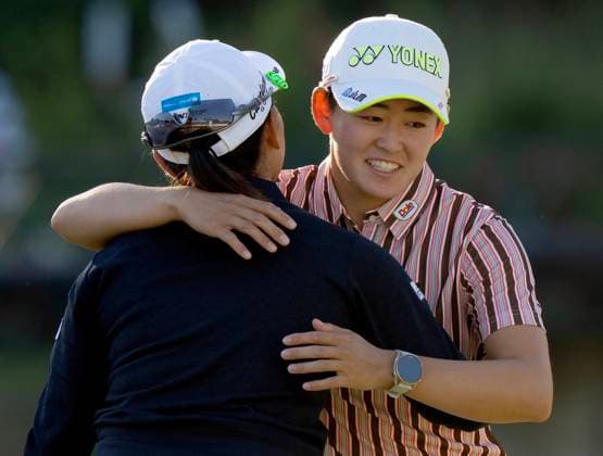 August 21, 2025, Mississauga, On, CANADA: Akie Iwai of Japan (right) gets a hug from Minami Katsu of Japan after putting out on the final hole in the first round of the Canadian Women s Open at Mississauga Golf and Country Club in Mississauga, Ont. on Thursday, August 21, 2025. Canada News - August 21, 2025  - ZUMAc35_ 20250821_zaf_c35_092 Copyright: xFrankxGunnx