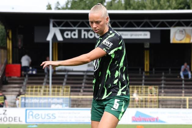 22 08 2025, Football, Women, Season 2025 2026, Test match, Bayer Leverkusen VfL Wolfsburg Ella Peddemors VfL Wolfsburg, 5 during warm-up Hof Stadion Grüne Au Bayern Germany