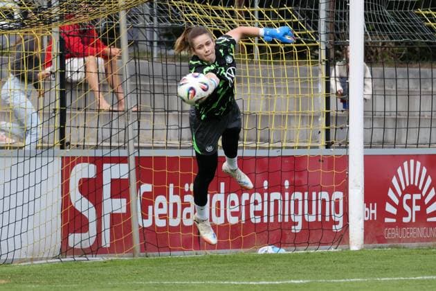 22 08 2025, Football, Women, Season 2025 2026, Test match, Bayer Leverkusen VfL Wolfsburg Stina Johannes VfL Wolfsburg, 1 during warm-up Hof Stadion Grüne Au Bayern Germany