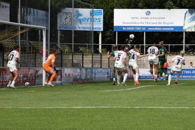 22 08 2025, Football, Women, Season 2025 2026, Test match, Bayer Leverkusen VfL Wolfsburg Alexandra Popp VfL Wolfsburg, 11, right in green scores 1 0 for Wolfsburg Hof Stadion Grüne Au Bayern Germany