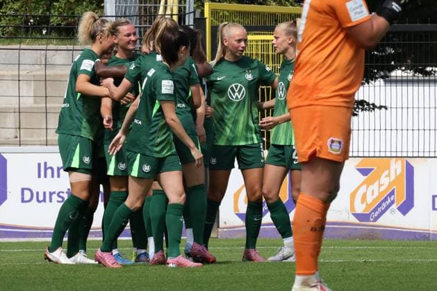 22 08 2025, Soccer, Women, Season 2025 2026, Test match, Bayer Leverkusen VfL Wolfsburg VfL Jubeltraube after the goal of Alexandra Popp VfL Wolfsburg, 11, 2 v l Hof Stadion Grüne Au Bayern Germany