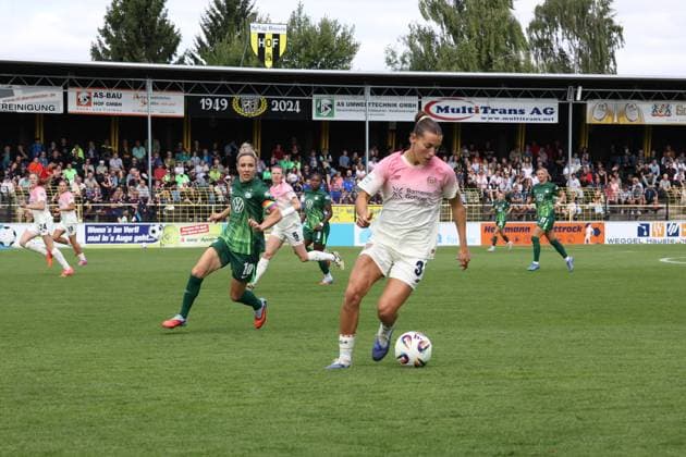22 08 2025, Soccer, Women, Season 2025 2026, Test match, Bayer Leverkusen VfL Wolfsburg Carlotta Wamser Bayer Leverkusen, 37, on the ball against Svenja Huth VfL Wolfsburg, 10 Hof Stadion Grüne Au Bayern Germany