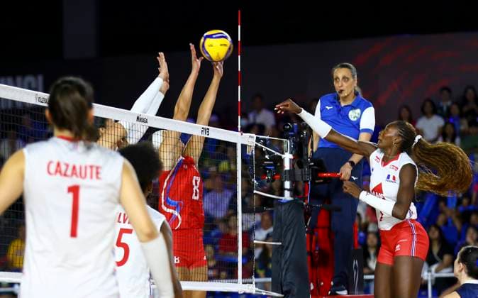 (250822) -- CHIANG MAI, Aug. 22, 2025 -- Iman Ndiaye (1st R) of France competes during the Preliminary Phase Pool C match between Puerto Rico and France at the Volleyball Women s World Championship, WM, Weltmeisterschaft in Chiang Mai, Thailand, Aug. 22, 2025. ) (SP)THAILAND-CHIANG MAI-VOLLEYBALL-WOMEN S WORLD CHAMPIONSHIP-PUERTO RICO VS FRANCE SunxWeitong 