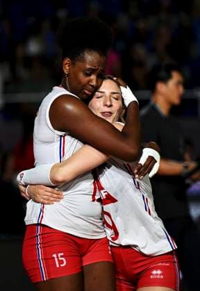 (250822) -- CHIANG MAI, Aug. 22, 2025 -- Amandha Sylves (L) of France celebrates with teammate Nina Stojiljkovic after the Preliminary Phase Pool C match between Puerto Rico and France at the Volleyball Women s World Championship, WM, Weltmeisterschaft in Chiang Mai, Thailand, Aug. 22, 2025. ) (SP)THAILAND-CHIANG MAI-VOLLEYBALL-WOMEN S WORLD CHAMPIONSHIP-PUERTO RICO VS FRANCE HouxZhaokang 