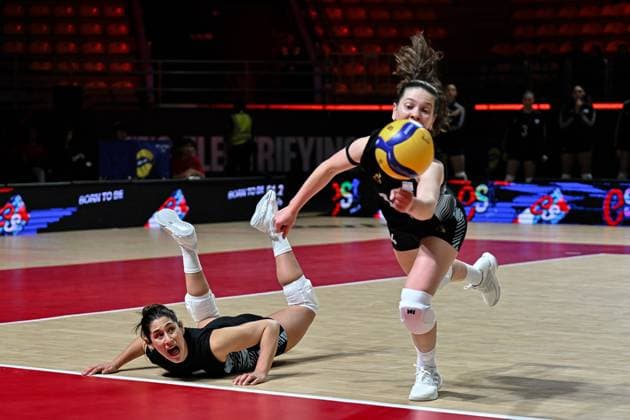 Argentina v Czech Republic - FIVB Women s Volleyball World Championship, WM, Weltmeisterschaft NAKHON RATCHASIMA, THAILAND - AUGUST 22: Argentina’s Daniela Bulaich Simian (L) and Victoria Mayer (R) in action against a Czech player during the FIVB Women’s World Volleyball Championship match at Korat Chatchai Hall in Nakhon Ratchasima, Thailand, on August 22, 2025. Mustafa Hatipoglu Anadolu Nakhon Ratchasima Thailand. Editorial use only. Please get in touch for any other usage.  Copyright: x2025xAnadoluxMustafaxHatipoglux