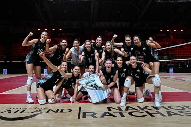 Argentina v Czech Republic - FIVB Women s Volleyball World Championship, WM, Weltmeisterschaft NAKHON RATCHASIMA, THAILAND - AUGUST 22: Argentina players pose for a photo after their victory in the FIVB Women’s World Volleyball Championship match against Czechia at Korat Chatchai Hall in Nakhon Ratchasima, Thailand, on August 22, 2025. Mustafa Hatipoglu Anadolu Nakhon Ratchasima Thailand. Editorial use only. Please get in touch for any other usage.  Copyright: x2025xAnadoluxMustafaxHatipoglux