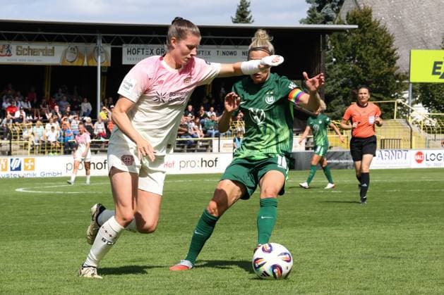 22 08 2025, Football, Women, Season 2025 2026, Test match, Bayer Leverkusen VfL Wolfsburg Claudia Wenger Bayer Leverkusen, 5, in white against Svenja Huth VfL Wolfsburg, 10 Hof Stadion Grüne Au Bayern Germany
