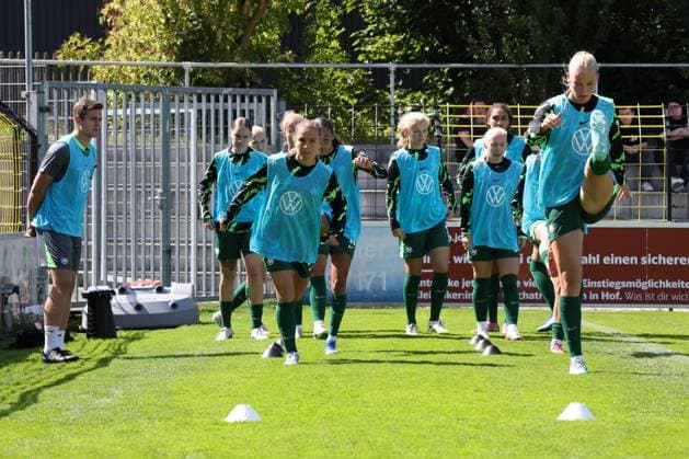 22 08 2025, Football, Women, Season 2025 2026, Test match, Bayer Leverkusen VfL Wolfsburg Substitutes from VfL Wolfsburg warm up on the touchline Hof Stadion Grüne Au Bayern Germany
