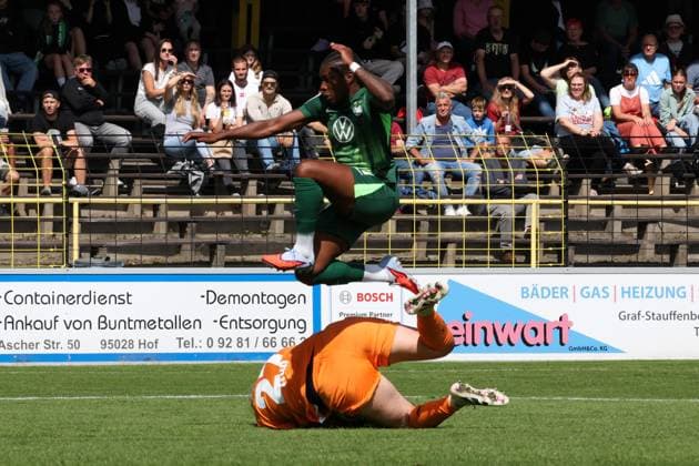 22 08 2025, Soccer, Women, Season 2025 2026, Test match, Bayer Leverkusen VfL Wolfsburg Friederike Repohl Bayer Leverkusen, 27 vs Lineth Beerensteyn VfL Wolfsburg, 9 Hof Stadion Grüne Au Bayern Germany
