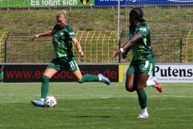 22 08 2025, Football, Women, Season 2025 2026, Test match, Bayer Leverkusen VfL Wolfsburg Alexandra Popp VfL Wolfsburg, 11, on the ball and Lineth Beerensteyn VfL Wolfsburg, 9, right Hof Stadion Grüne Au Bayern Germany