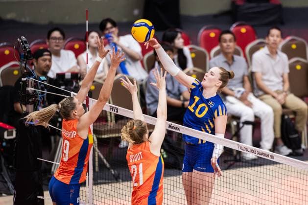 250822 Isabelle Haak of Sweden during the women s volleyball world championship match between Netherlands and Sweden on August 22, 2025 in Bangkok Photo Kaikungwon Duanjumroon BILDBYRAN code XY XY0070 volleyboll volleyball landslaget netherlands sverige nederländerna national team sweden dam bbeng vm world championship  Copyright: KaikungwonxDuanjumroon BB250822BB102