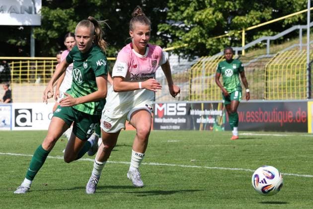 22 08 2025, Football, Women, Season 2025 2026, Test match, Bayer Leverkusen VfL Wolfsburg Kristin Kögel Bayer Leverkusen, 11, on the ball against Vivien Endemann VfL Wolfsburg, 25 Hof Stadion Grüne Au Bayern Germany