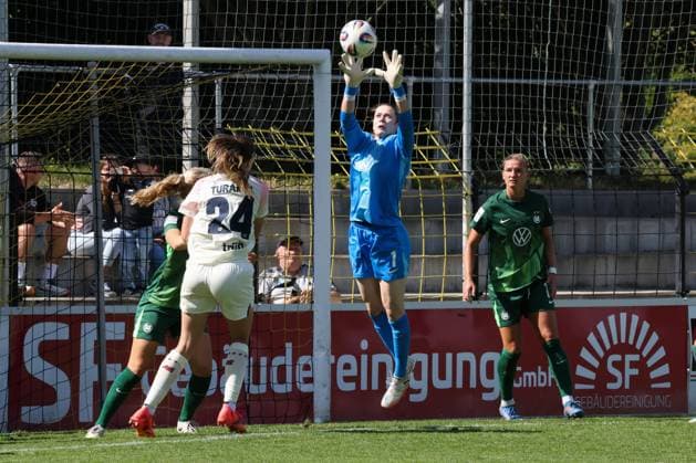 22 08 2025, Football, Women, Season 2025 2026, Test match, Bayer Leverkusen VfL Wolfsburg Stina Johannes VfL Wolfsburg, 1 intercepts a corner Hof Stadion Grüne Au Bayern Germany