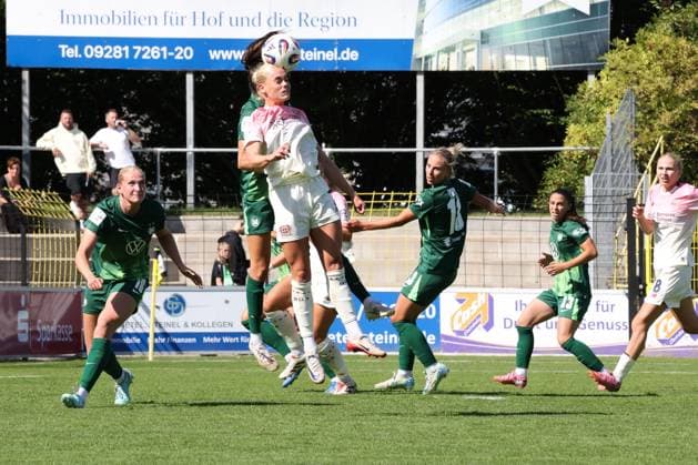 22 08 2025, Soccer, Women, Season 2025 2026, Test match, Bayer Leverkusen VfL Wolfsburg Cornelia Kramer Bayer Leverkusen, 7, front in white on the ball against Joelle Wedemeyer VfL Wolfsburg, 24 Hof Stadion Grüne Au Bayern Germany