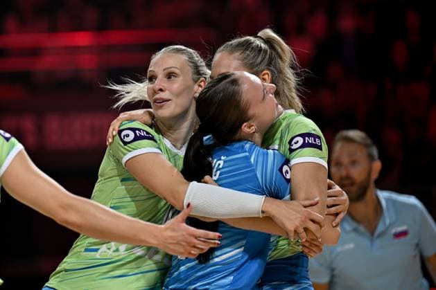 USA v Slovenia - FIVB Women s Volleyball World Championship, WM, Weltmeisterschaft NAKHON RATCHASIMA, THAILAND - AUGUST 22: Players of Slovenia celebrate after a point during FIVB Women s Volleyball World Championship volleyball match between USA and Slovenia at Korat Chatchai Hall in Nakhon Ratchasima, Thailand on August 22, 2025. Mustafa Hatipoglu Anadolu Nakhon Ratchasima Thailand. Editorial use only. Please get in touch for any other usage.  Copyright: x2025xAnadoluxMustafaxHatipoglux