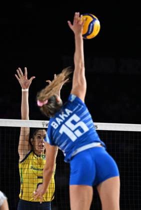 (250822) -- CHIANG MAI, Aug. 22, 2025 -- Diana Duarte Alecrim (L) of Brazil defends during the Preliminary Phase Pool C match between Brazil and Greece at the Volleyball Women s World Championship, WM, Weltmeisterschaft in Chiang Mai, Thailand, Aug. 22, 2025. ) (SP)THAILAND-CHIANG MAI-VOLLEYBALL-WOMEN S WORLD CHAMPIONSHIP-BRA VS GRE HouxZhaokang 
