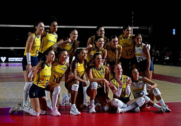 (250822) -- CHIANG MAI, Aug. 22, 2025 -- Players of Brazil pose for photos after winning the Preliminary Phase Pool C match between Brazil and Greece at the Volleyball Women s World Championship, WM, Weltmeisterschaft in Chiang Mai, Thailand, Aug. 22, 2025. ) (SP)THAILAND-CHIANG MAI-VOLLEYBALL-WOMEN S WORLD CHAMPIONSHIP-BRA VS GRE HouxZhaokang 