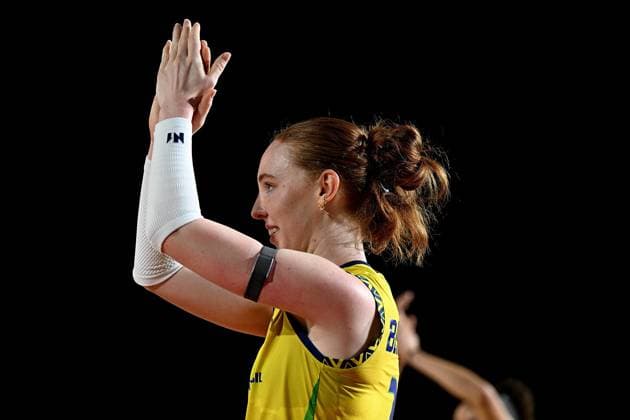 (250822) -- CHIANG MAI, Aug. 22, 2025 -- Julia Isabelle Bergmann of Brazil greets the spectators after winning the Preliminary Phase Pool C match between Brazil and Greece at the Volleyball Women s World Championship, WM, Weltmeisterschaft in Chiang Mai, Thailand, Aug. 22, 2025. ) (SP)THAILAND-CHIANG MAI-VOLLEYBALL-WOMEN S WORLD CHAMPIONSHIP-BRA VS GRE HouxZhaokang 