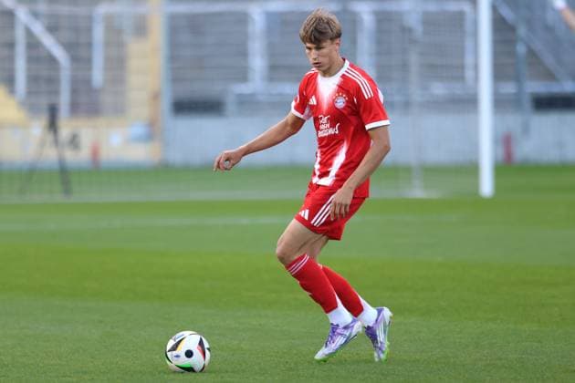 Magnus Dalpiaz FCB II single image, cropped image, on the ball, portrait, portrait, soccer regional league Bayern FC Bayern Muenchen II TSV Buchbach Gruenwalderstadion 01 08 2025 PHOTO Mladen Lackovic