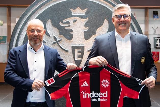 Sport Bilder des Tages 2025.08.22 xVVx Fussball 1. Bundesliga Eintracht Frankfurt Saisonauftakt-Pressekonferenz mit Vorstandssprecher Axel Hellmann v.l., Indeed Frank Hensgens zeigt sich zufrieden, verlängert den Vertrag mit der Eintracht bis 2029, mit Trikot und Vorstandssprecher Axel Hellmann (DFL DFB REGULATIONS PROHIBIT ANY USE OF PHOTOGRAPHS as IMAGE SEQUENCES and or QUASI-VIDEO) *** 2025 08 22 xVVx Football 1 Bundesliga Eintracht Frankfurt season kick-off press conference with CEO Axel Hellmann v l , Indeed Frank Hensgens is satisfied, extends contract with Eintracht until 2029, with jersey and CEO Axel Hellmann DFL DFB REGULATIONS PROHIBIT ANY USE OF PHOTOGRAPHS as IMAGE SEQUENCES and or QUASI VIDEO Copyright: JoaquimxFerreira