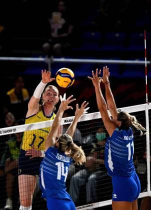 (250822) -- CHIANG MAI, Aug. 22, 2025 -- Julia Isabelle Bergmann (L) of Brazil competes during the Preliminary Phase Pool C match between Brazil and Greece at the Volleyball Women s World Championship, WM, Weltmeisterschaft in Chiang Mai, Thailand, Aug. 22, 2025. ) (SP)THAILAND-CHIANG MAI-VOLLEYBALL-WOMEN S WORLD CHAMPIONSHIP-BRA VS GRE HouxZhaokang 