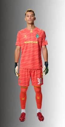 offizieller Portraittermin SV Werder Bremen 2025 2026 Mio Backhaus (Werder Bremen 30); 1.BL Porträttermin 2025 2026, *** official portrait date SV Werder Bremen 2025 2026 Mio Backhaus Werder Bremen 30 1 BL portrait date 2025 2026, xWerderxBremenx xHeidmannxxvia nph00001