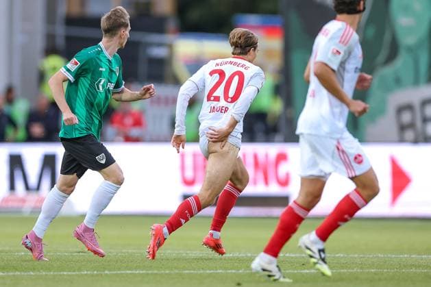 22 08 2025, Football, Preußen Münster 1 FC Nürnberg, 2 Fußball Bundesliga, Preußenstadion, Saison 2025 2026 Caspar Jander 1FC Nuernberg 20 slips his pants during a duel against Joshua Mees Preussen Muenster 08 and pulls half blank Popo Popoblitzer DFB regulations prohibit any use of photographs as image sequences and or quasi video Nordrhein Westfalen Germany