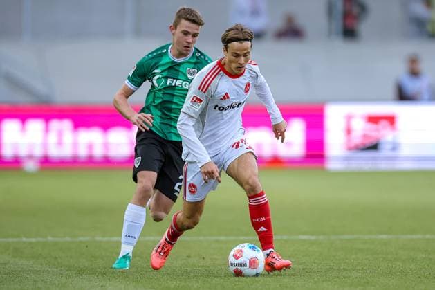 22 08 2025, Fußball, Preußen Münster 1 FC Nürnberg, 2 Fußball Bundesliga, Preußenstadion, Saison 2025 2026 Caspar Jander 1FC Nuernberg 20 im Zweikampf gegen Jano ter Horst Preussen Muenster 27 DFB regulations prohibit any use of photographs as image sequences and or quasi video Nordrhein Westfalen Germany